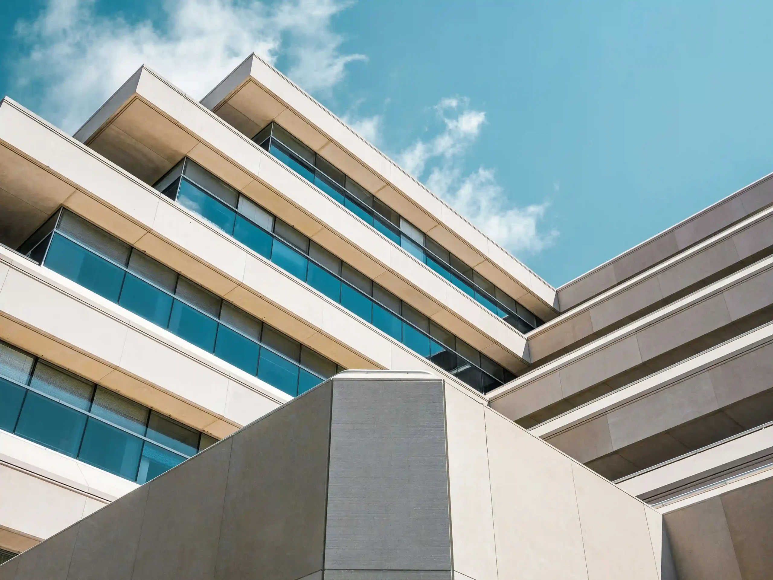 Infraestructura moderna que refleja la visión a largo plazo y el enfoque sostenible de NOLAT en inversiones inmobiliarias